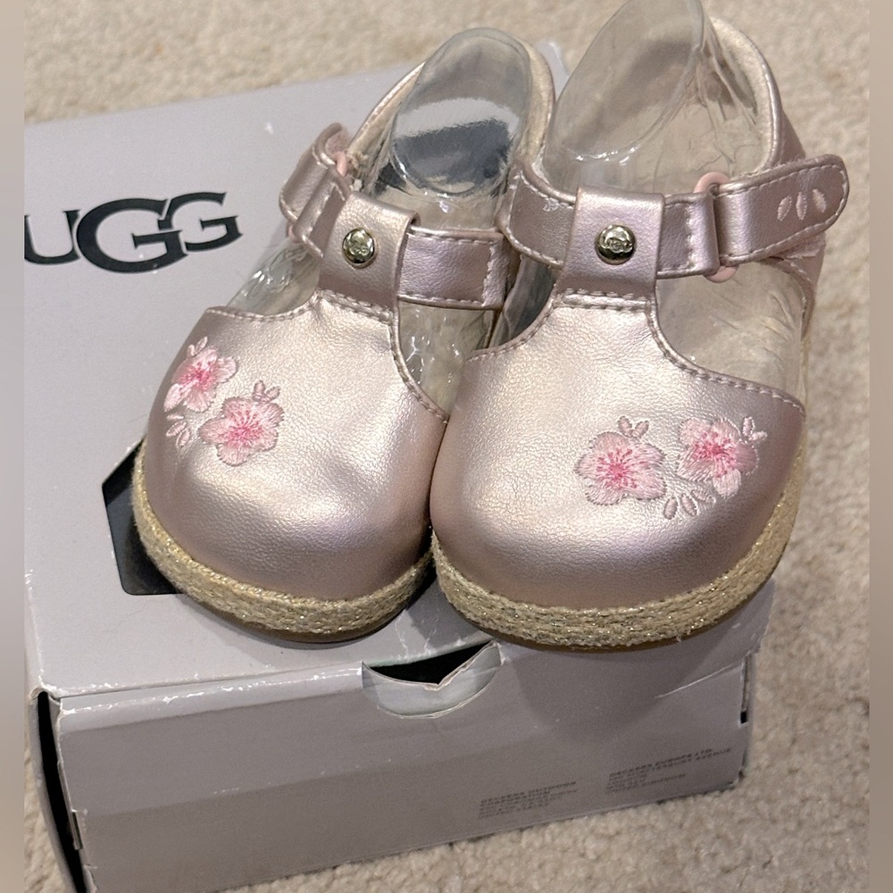 Baby girl UGGS sz 2/3 pink shimmer